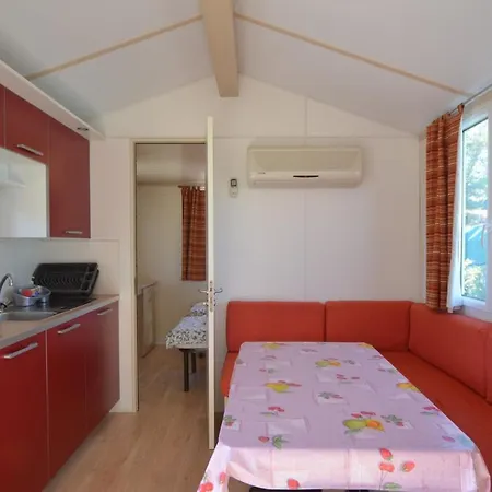 Flores Mobile Homes 招待所 3*