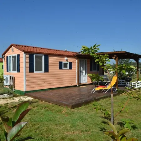 Flores Mobile Homes 招待所 罗维尼