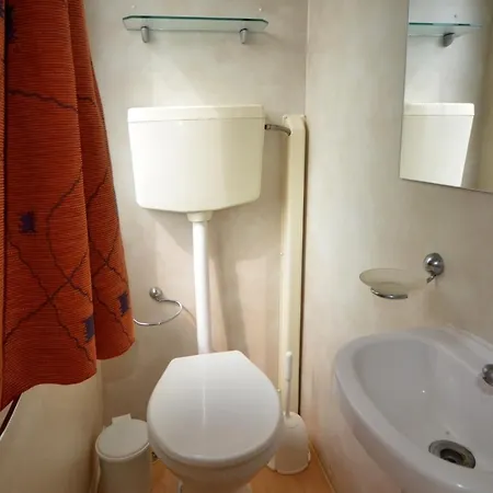 Flores Mobile Homes 招待所 罗维尼