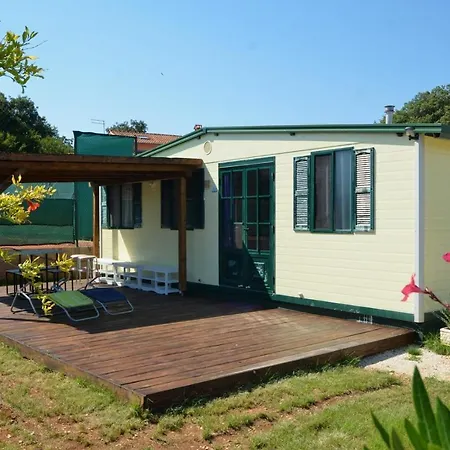 Flores Mobile Homes 招待所 罗维尼